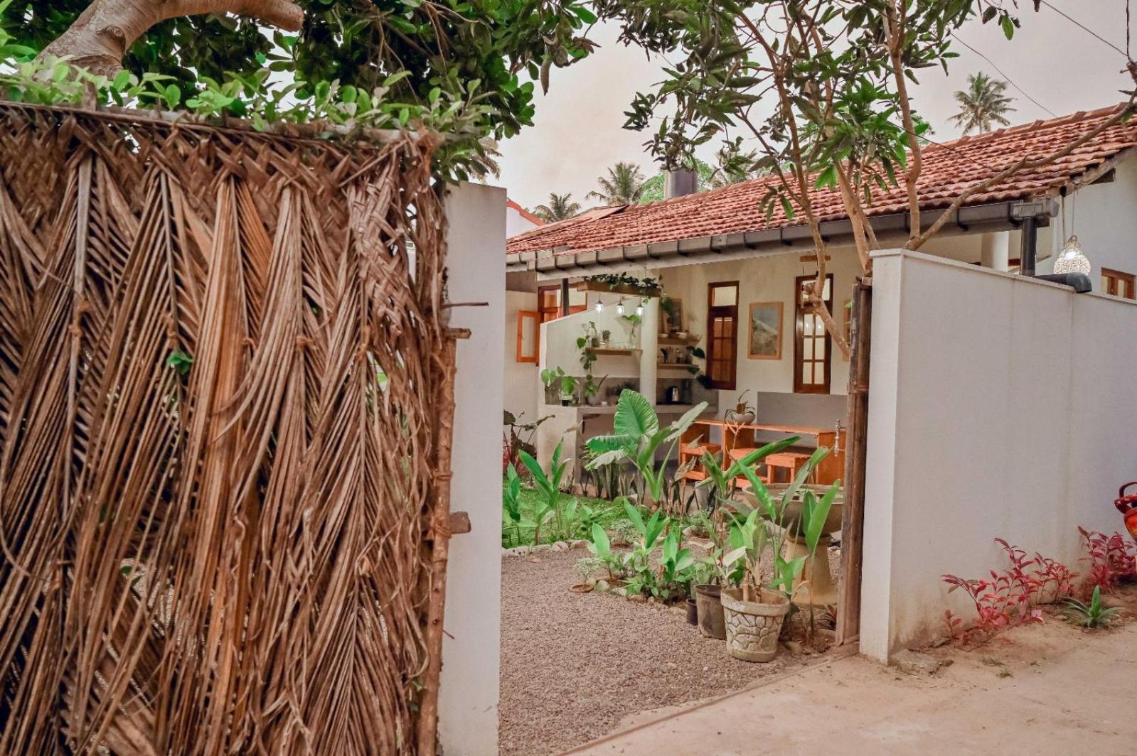 Cosynsurf Bed & Breakfast Matara Bagian luar foto